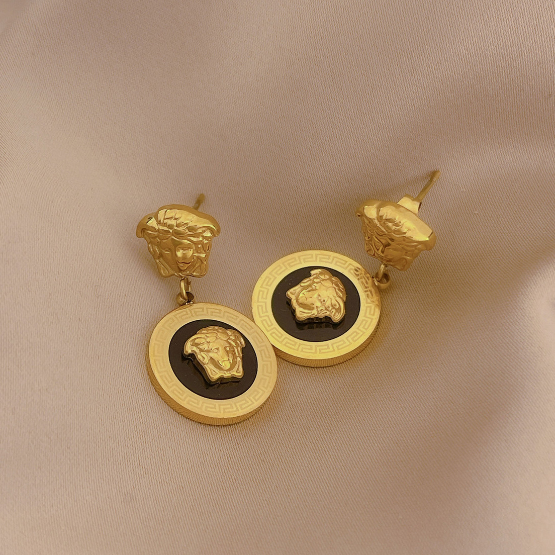 Retro Women Medusa Earring - Gold